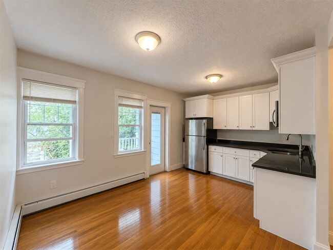 Building Photo - 23 Lowell St Unit 2l