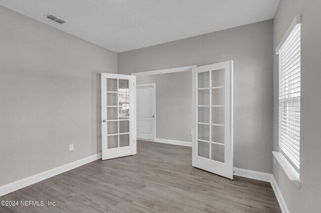 Photo - 660 Narvarez Ave