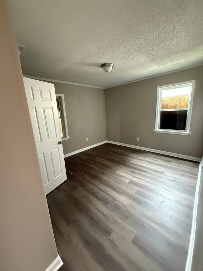 Photo - 935 Isabelle St