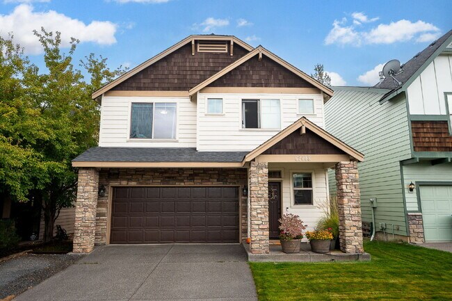 Building Photo - Spacious 4-bed Home with High Ceilings