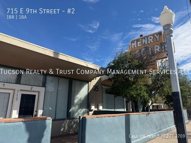 Building Photo - 715 E 9th St Unit #2