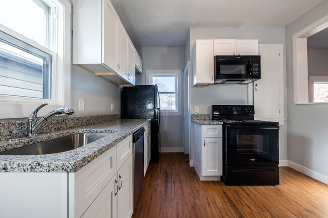 Building Photo - Adorable 1 Bed 1 Bath House with Detached Garage