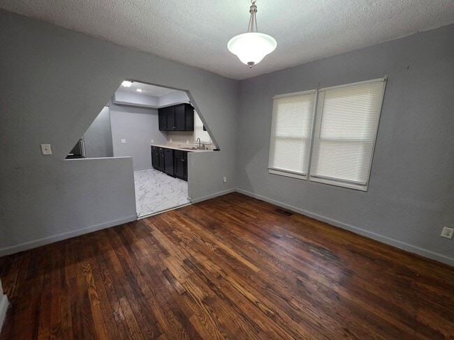 Photo - 3 Bedroom Home Near Zoo & Parks!