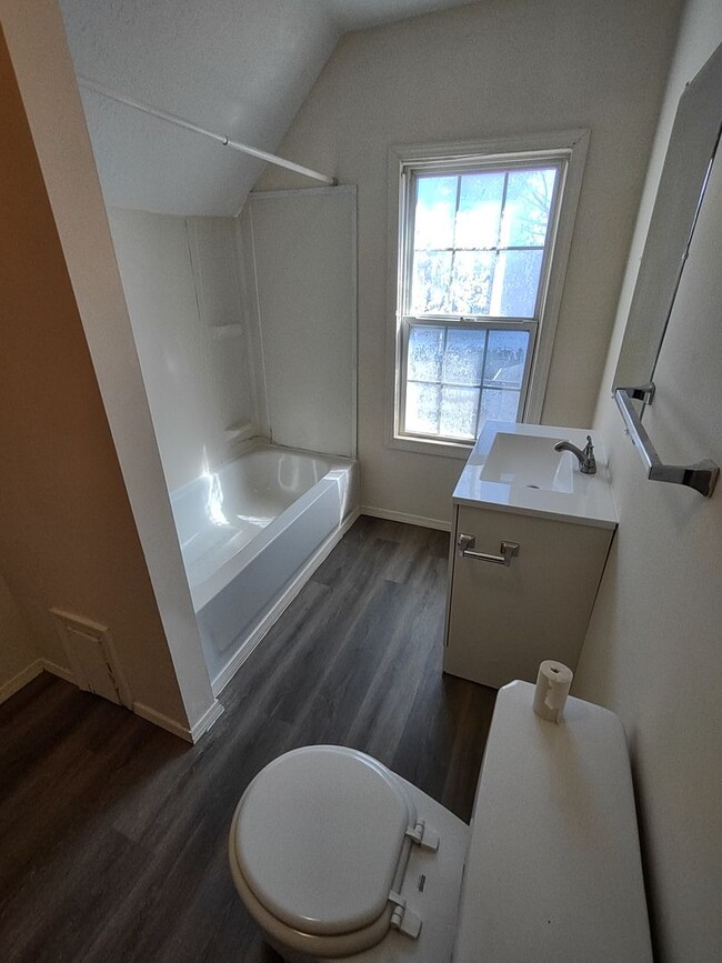 Building Photo - 325 - Ridgewood Unit #3 Rental