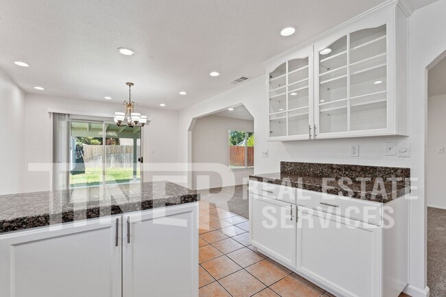 2815 Erin Dr