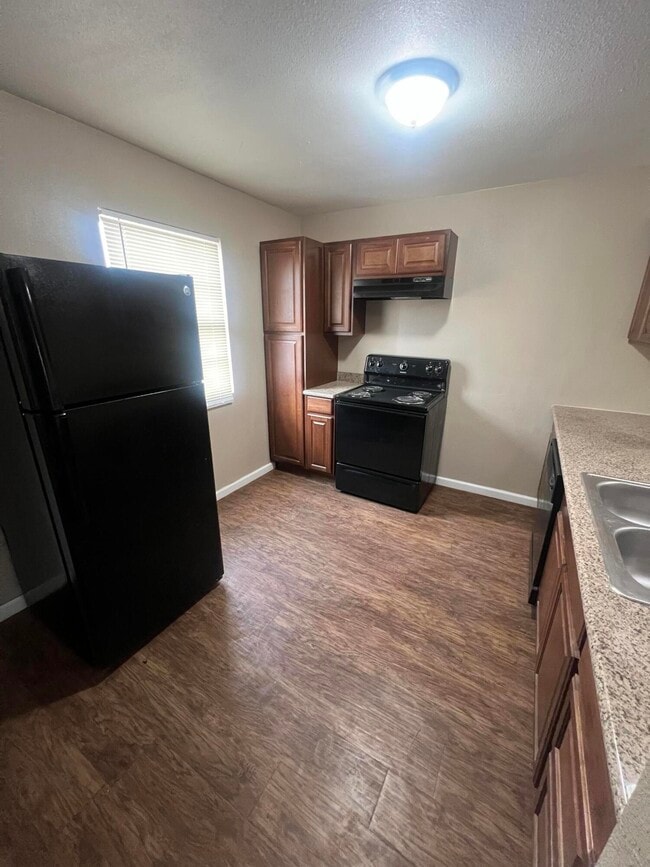 Photo - 400 N Cedar Ave