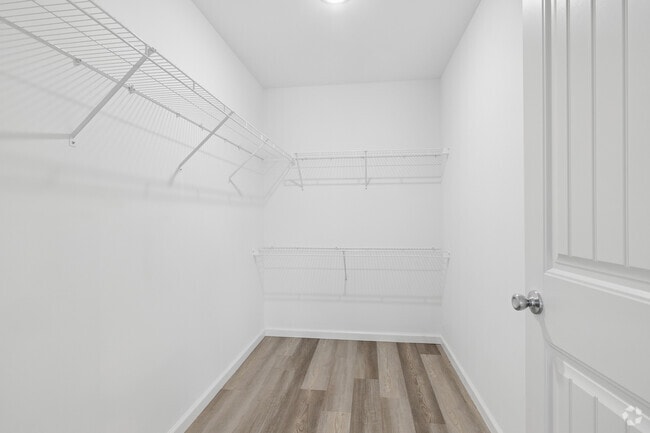 1BR, 1BA - 768SF - Walk-In-Closet