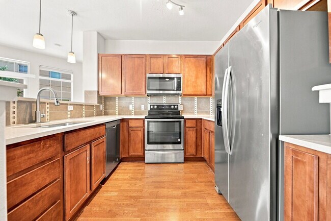 Photo - $2,195.95 - 2 bed, 2 bath Spacious Condo in Broomfield with AC and In Unit Laundry! Unit #101