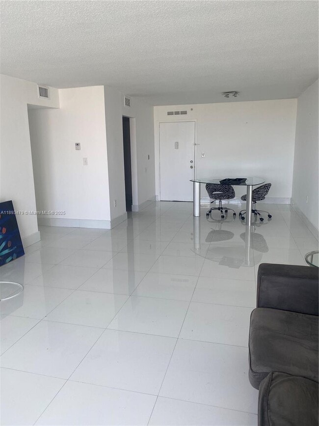 Photo - 2780 NE 183rd St Unidad 909