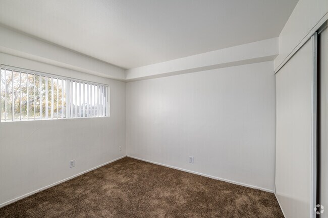 2BR, 1BA - 854SF - Primary Bedroom