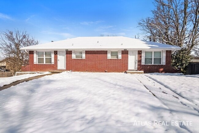 Building Photo - 906 SE 3rd Terrace Unit B