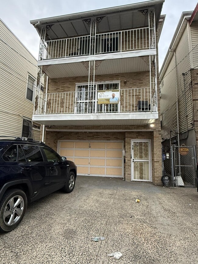 Building Photo - 19 Roosevelt Ave Unit 2
