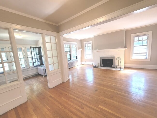 Building Photo - 2541 N Lake Dr Unit Upper