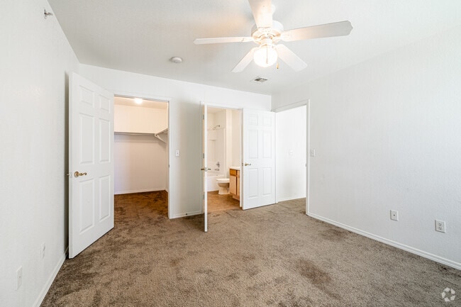 2BR, 2BA - 904SF - Bedroom