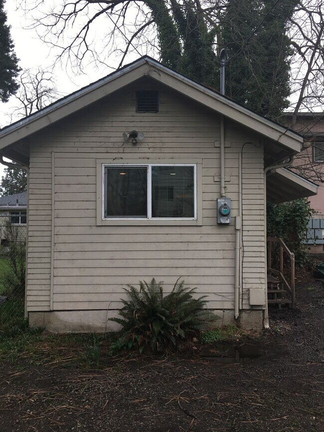 Photo - Affordable studio, available now!