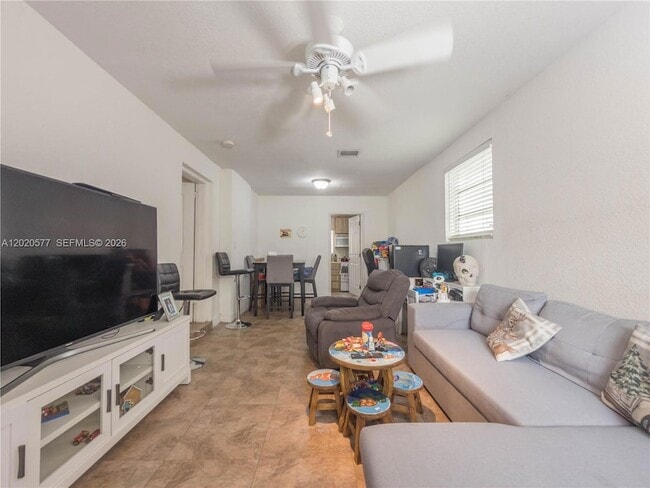 Building Photo - 410 Pinecrest Dr Unit B