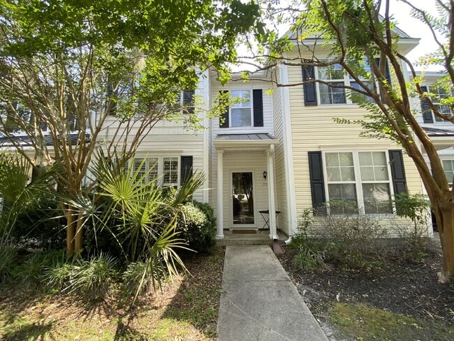 Building Photo - Westbury Park Two Bedroom, Two Bath Townhome!