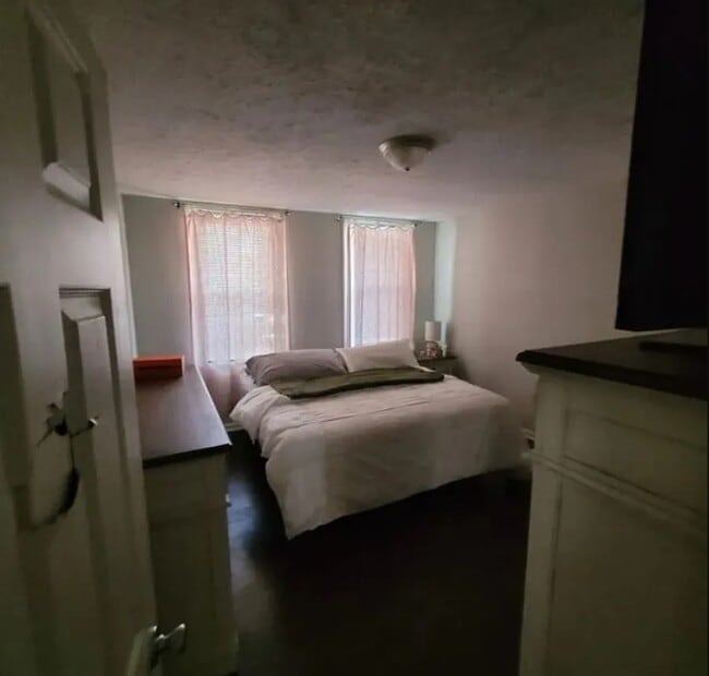 master bedroom - 1939 W 52nd St Unit upper