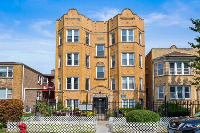 Building Photo - 3728 W Wilson Ave Unit Garden