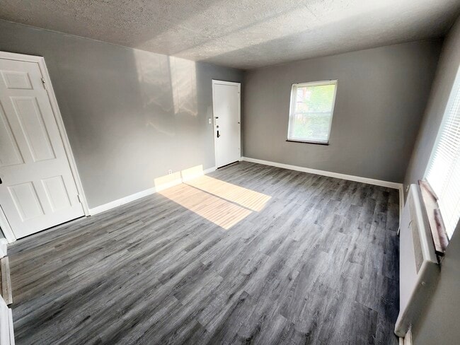 Sala de estar - 1808 W North Bend Rd Unidad 3