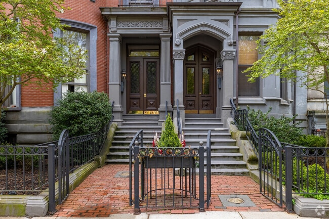 Entrada - 74-76 Commonwealth Ave