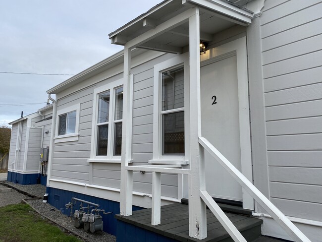 Building Photo - 921 I St Unit 2