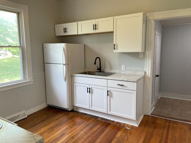 Photo - 2358 Sackett St