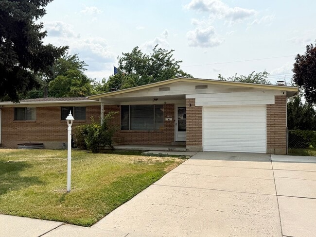 Building Photo - Beautiful 5 Bedroom, 3 Bathroom Family Home in Cottonwood Heights
