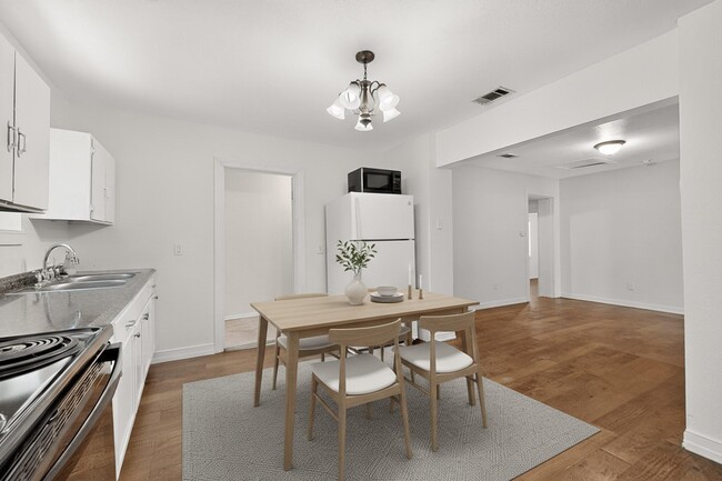 escenificado virtualmente - 5645 Santa Fe Ave