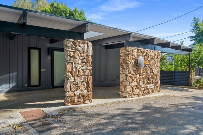 Building Photo - 2775 Rinconia Dr