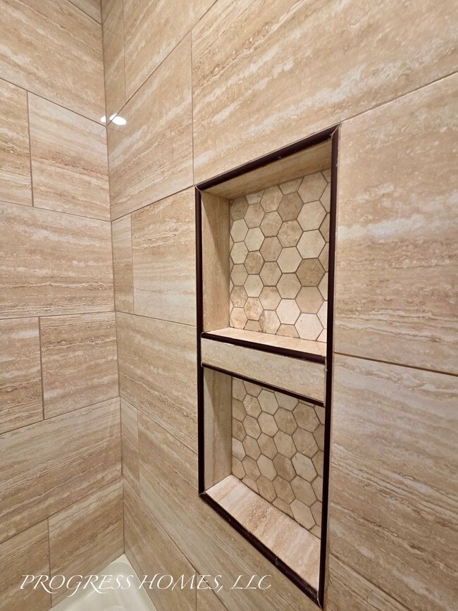 Photo - 327 Larkwood Dr SW