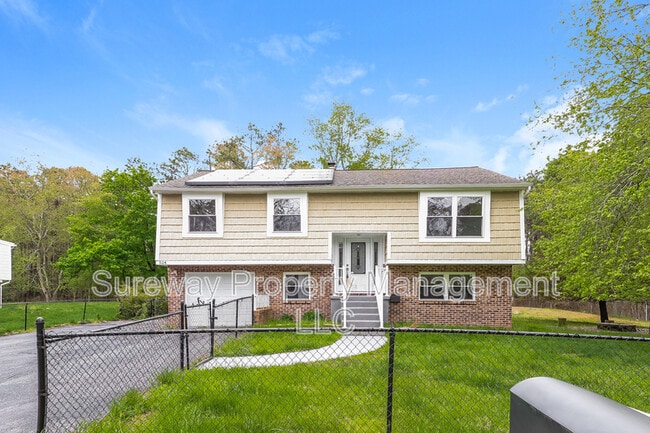 Building Photo - 524 Larch Ave