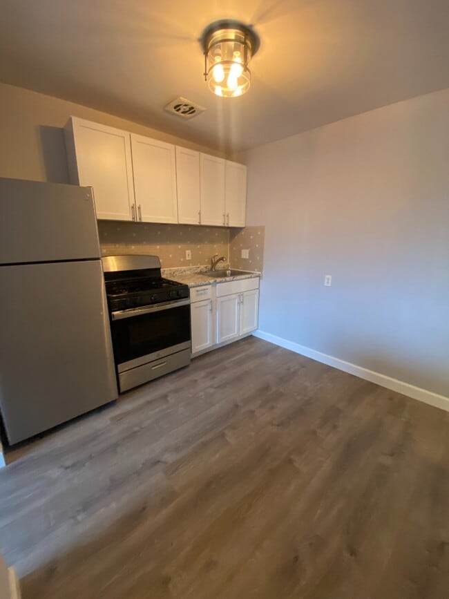 Building Photo - 814-D Schirmer Unit D