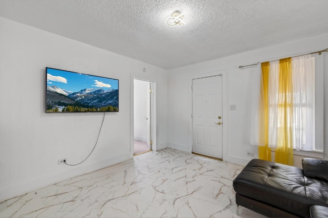 Photo - 307 E Oak St