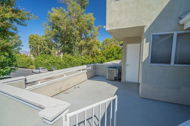 Photo - Spacious 1-Bedroom Condo with Loft PLUS Bo... Unidad 166