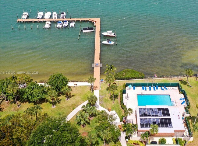 Photo - 825 Center St