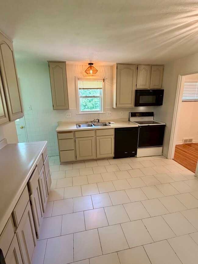 Photo - 715 Kirkshire Dr