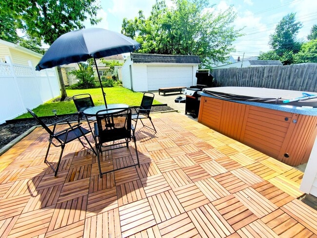 Photo - Bayard Luxe Hot Tub Escape