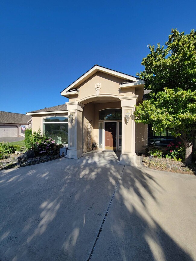 1200 W Canyon Lakes Dr