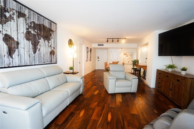 Photo - 18031 Biscayne Blvd