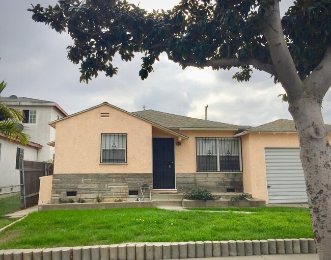 Building Photo - 4 BEDROOM 2 BATH HOUSE