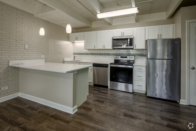 1BR, 1BA - 720SF - Kitchen, Dining Room