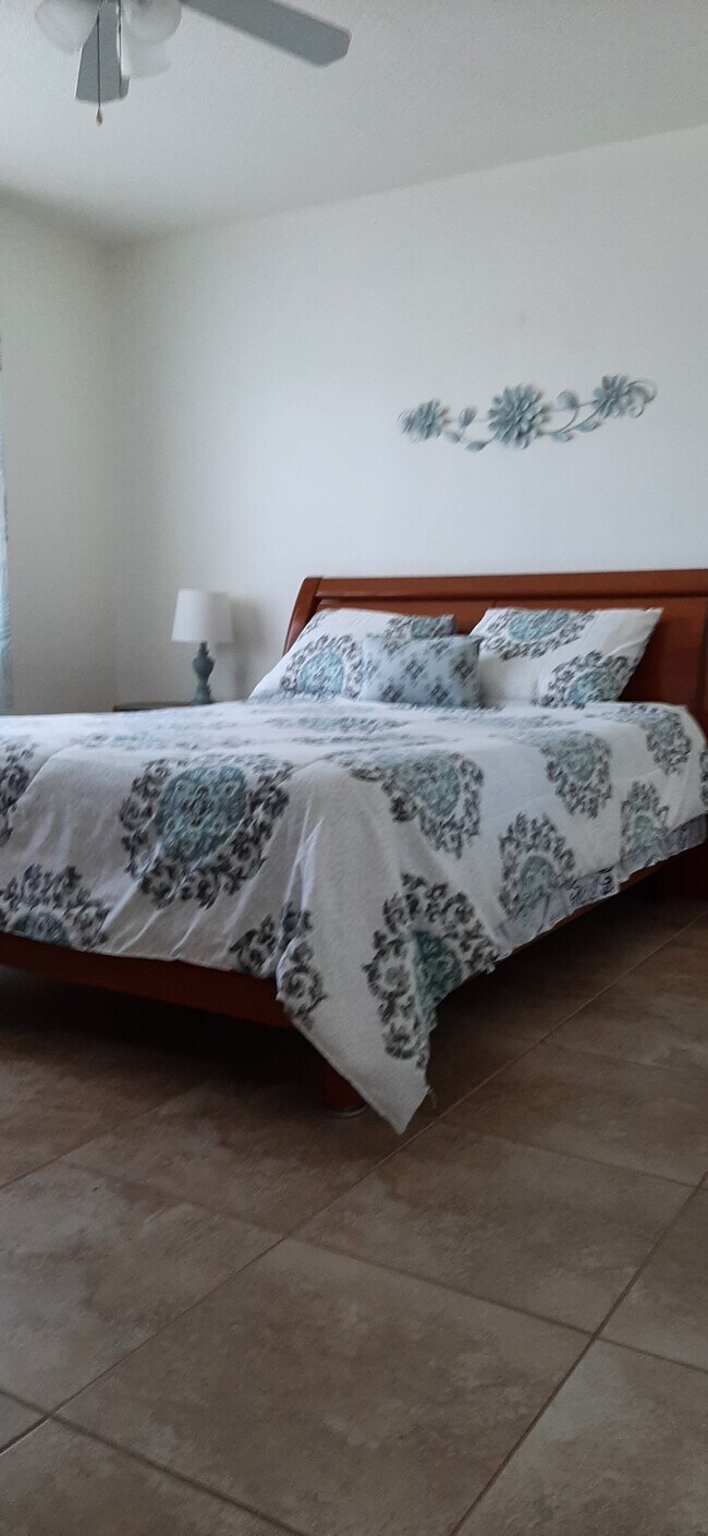 LARGE BEDROOM - 1007 N 19th Ave Unit 7