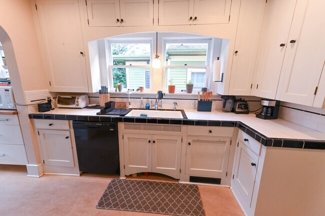 Photo - Craftsman 5 Bed/2 Bath Lincoln Park Neighb...