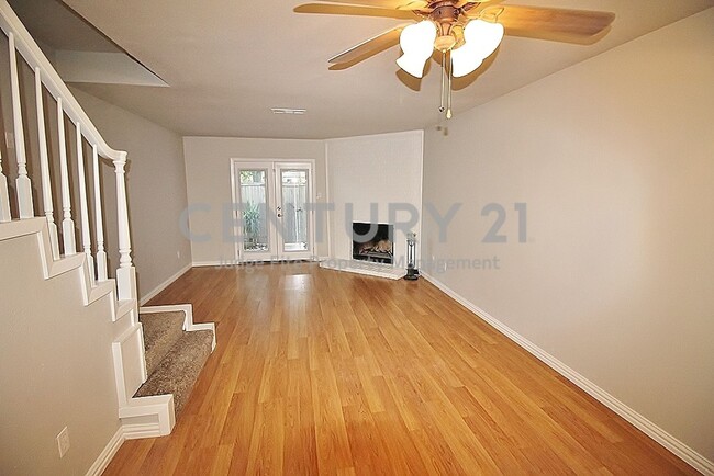 Cute & Clean 2-Story 2/1.5 Townhome in Gar... - Cute & Clean 2-Story 2/1.5 Townhome in Gar... Unit D4