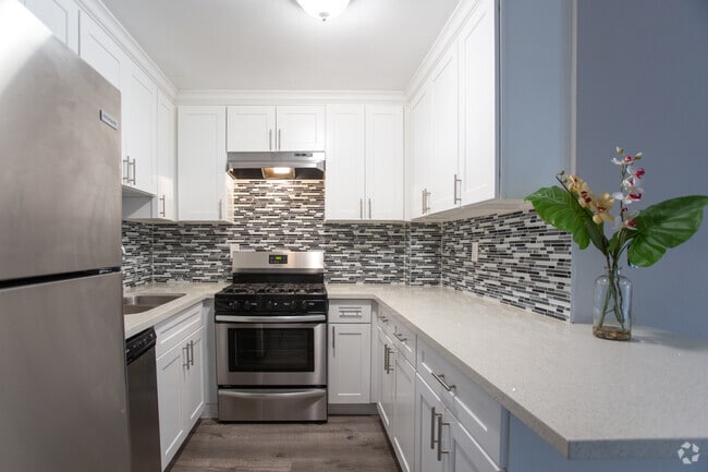 2BR, 2BA-900 SF