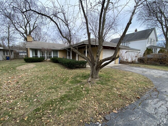 Building Photo - 261 Green Bay Rd Rental