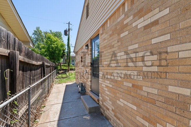 Photo - 860 Fabrique St