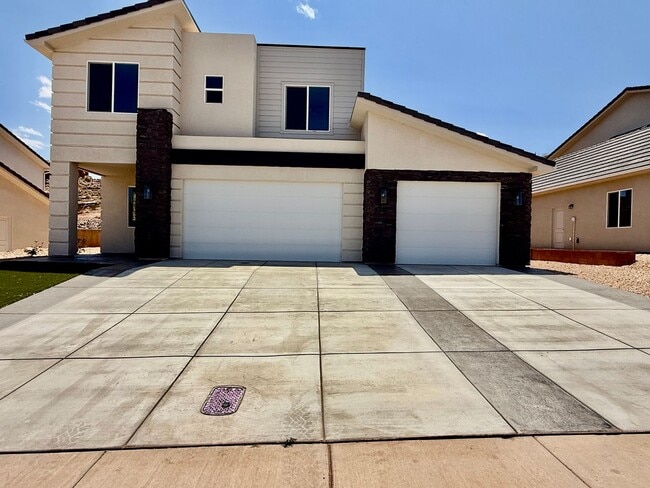 Building Photo - BRAND NEW Four Bedroom Townhome in Desert Canyon