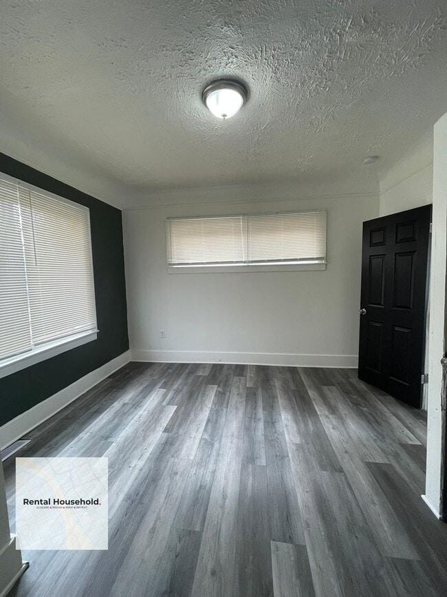 Photo - Huge 4 Bedroom Colonial